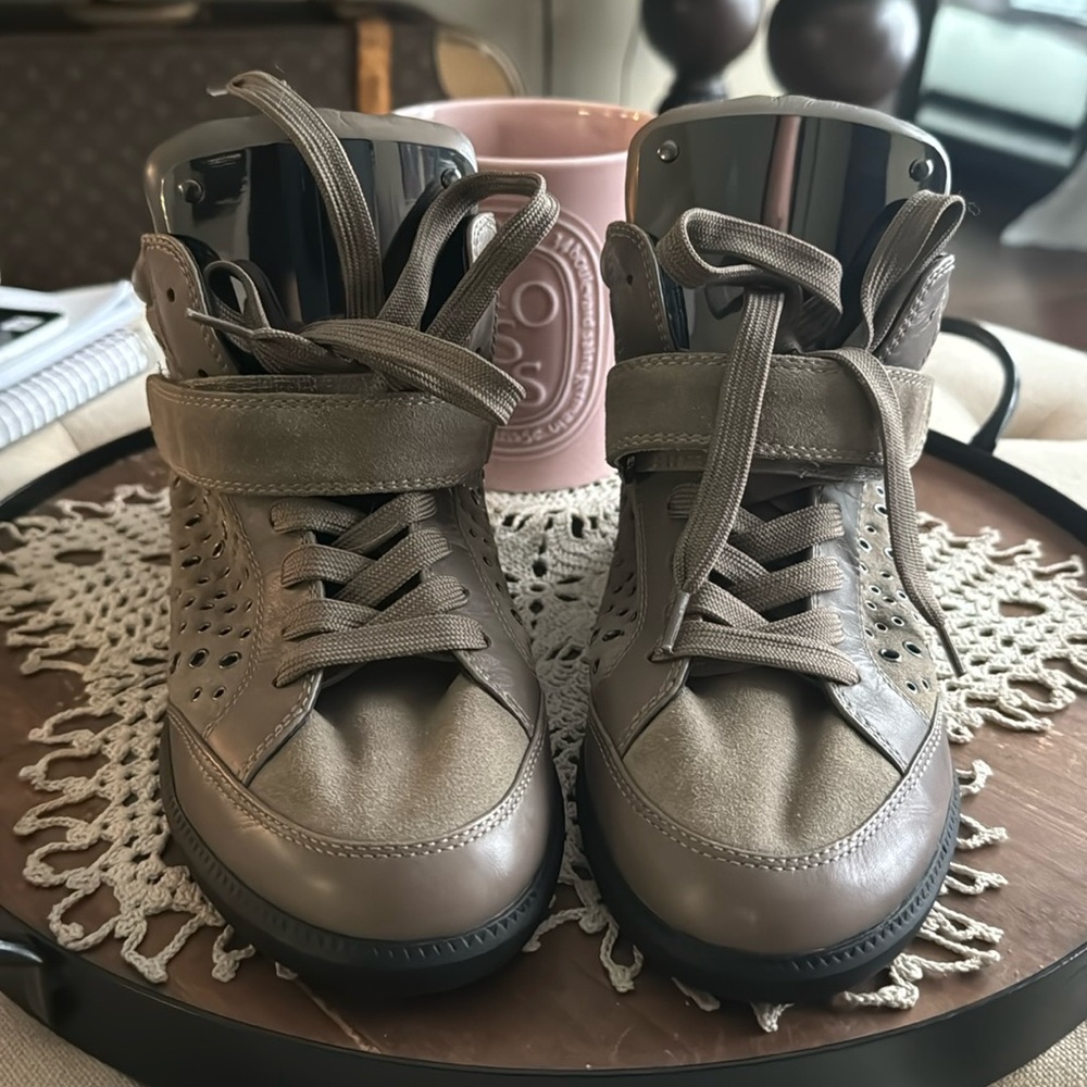 New Monika Chiang low top Artemys taupe leather shoes made in Italy pewter